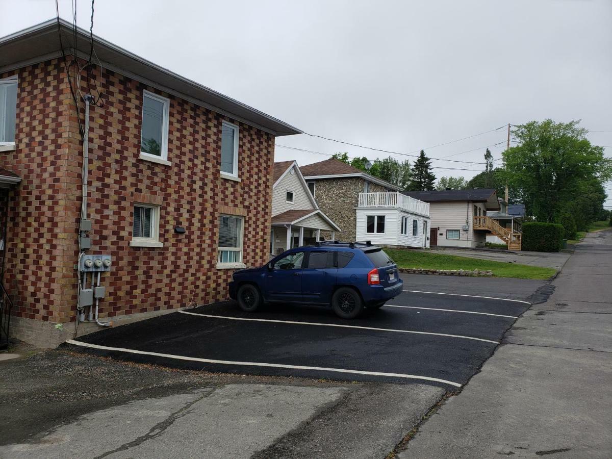 Quiet Cozy Apartment Next To Highway Wifi+Netflix Edmundston Kültér fotó